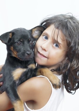 köpek ile iyi vakit geçiren küçük kız portresi