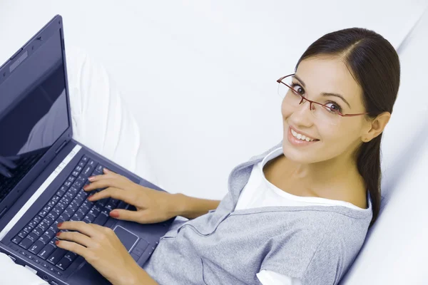 Retrato de una joven hermosa mujer con su portátil — Foto de Stock