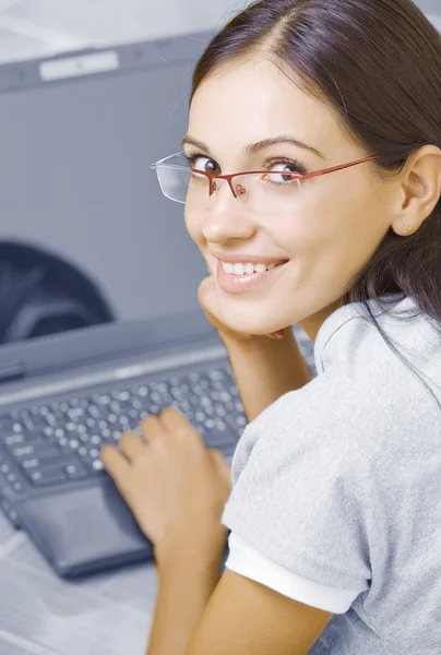 Porträtt av ung vacker kvinna med sin laptop — Stockfoto