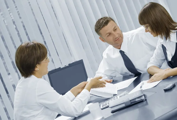 Porträt eines jungen Unternehmens, das ein Projekt im Büroumfeld diskutiert — Stockfoto