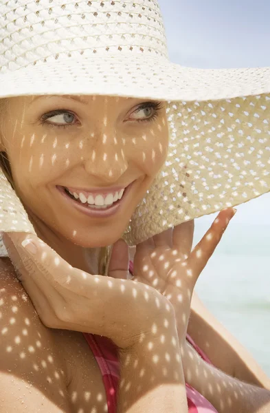 Portrait of young pretty woman in summer environment — Stock Photo, Image