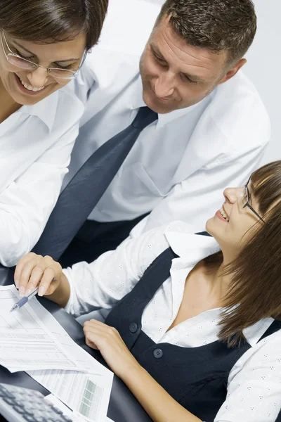 Proje Ofisi ortamında tartışan genç iş portresi