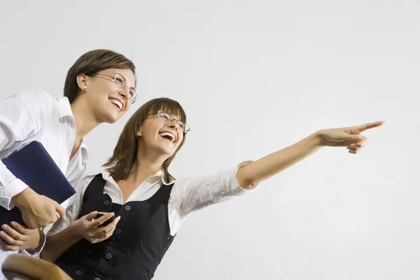 Portret van jonge mooie vrouwen met gesprek in kantooromgeving — Stockfoto