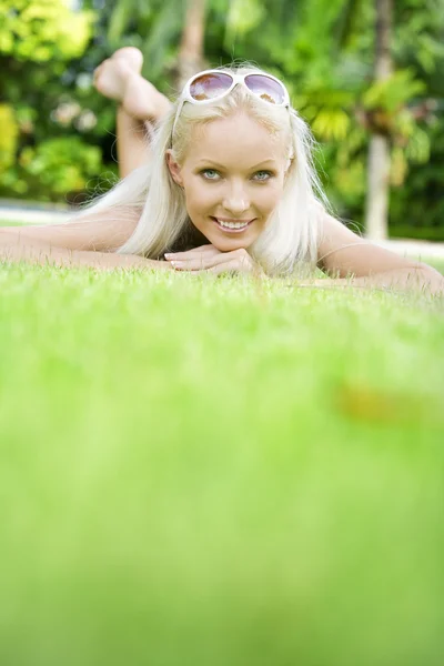 Portrait of young attractive woman having good time in tropic environment — Stock Photo, Image