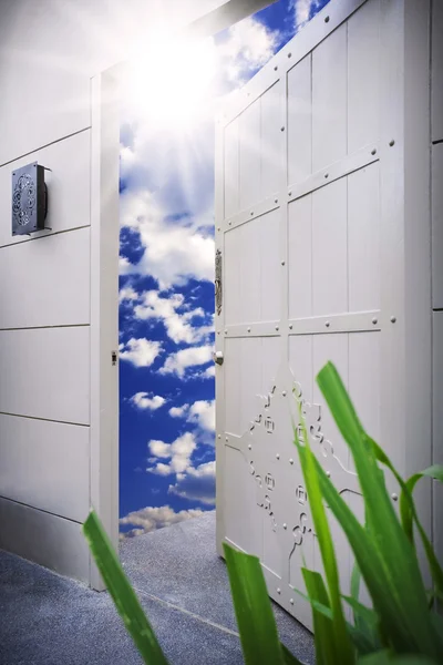 Blick auf graue Farbe halb geöffnete Tür, die in den Himmel führt — Stockfoto