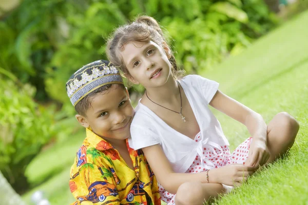 Портрет маленьких дітей, які добре проводять час в літньому середовищі — стокове фото