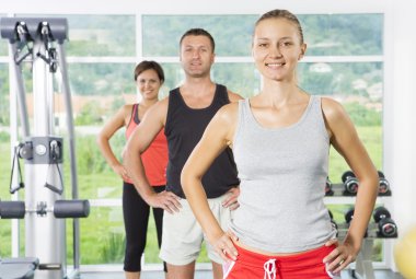 Genç spor salonunda meşgul Başlarken güzel bir portresi