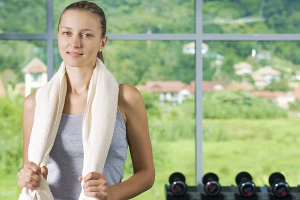 Spor salonunda meşgul Başlarken genç güzel kadın portresi — Stok fotoğraf