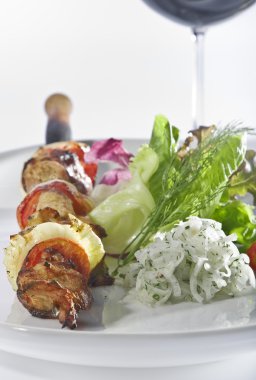 güzel lezzetli şiş kebap bakış beyaz arka kapatın