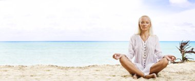 pratik yoga yaz çevre içinde genç bir kadın portresi