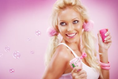 pembe arka sabun köpüğü ile genç güzel kadın portresi