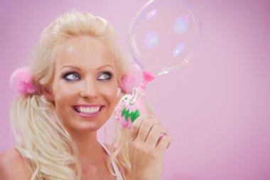 pembe arka sabun köpüğü ile genç güzel kadın portresi