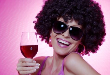 pembe arka yüzündeki şarap olan güzel kadın portresi