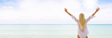 Görünümü güzel kadın yaz ortamında eğleniyor. Başlık sayfası