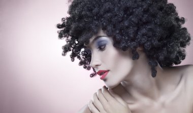 gri geri afro peruk genç kadın portresi yukarıya kapatmak