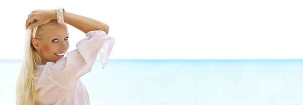 Retrato de una joven agradable pasándola bien en la playa. Banner, mucho espacio de copia —  Fotos de Stock