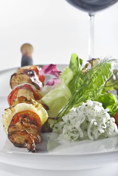 Vue rapprochée du délicieux shish kebab sur fond blanc — Photo