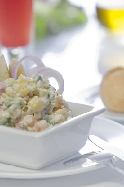 Vue rapprochée de délicieux repas sur fond blanc — Photo