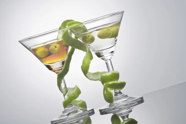 Vista da vicino di un bel cocktail fresco sul retro grigio — Foto Stock