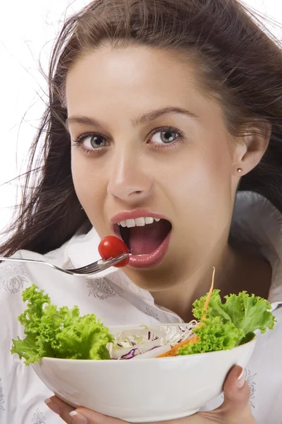 Retrato de joven hermosa chica con ensalada de verduras — Foto de Stock