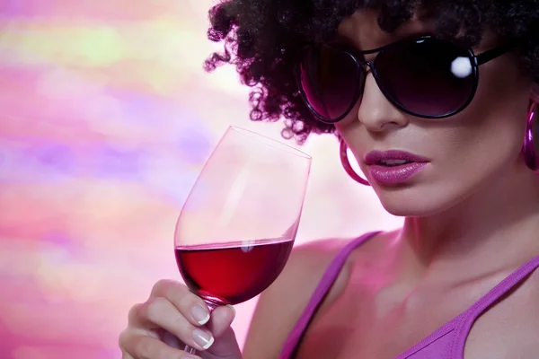 Porträtt av ung trevlig kvinna med glas vin på färg tillbaka — Stockfoto