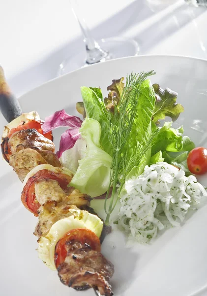 Vista da vicino di bello delizioso shish kebab su schiena bianca — Foto Stock