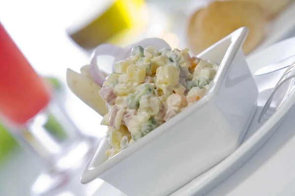 Güzel lezzetli salata bakış beyaz arka kapatın — Stok fotoğraf