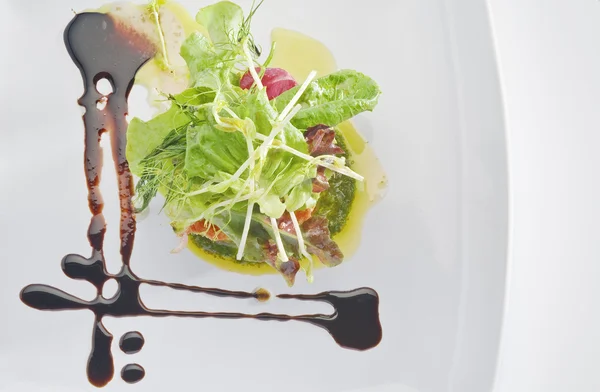 Vue rapprochée de délicieux repas sur fond blanc — Photo