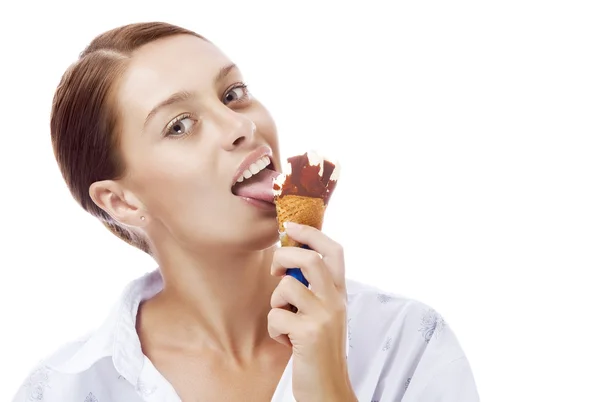 Retrato de jovem mulher agradável com sorvete nas costas brancas — Fotografia de Stock
