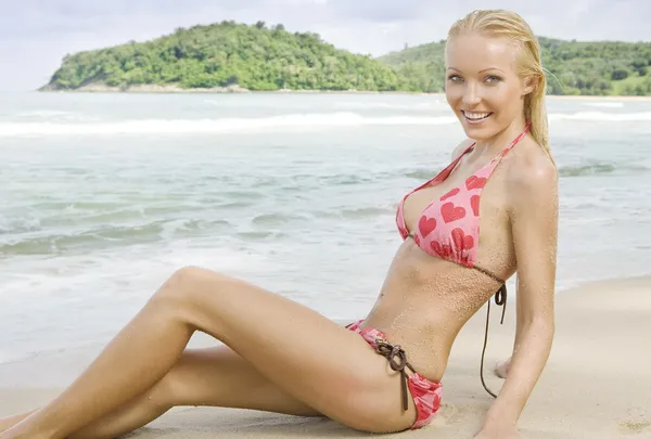 Vista de la mujer agradable divirtiéndose en el ambiente de verano — Foto de Stock