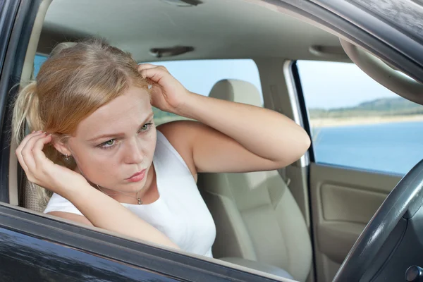 Porträtt av ung vacker kvinna som sitter i bilen — Stockfoto