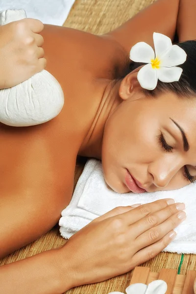 Retrato de jovem mulher bonita em ambiente de spa — Fotografia de Stock