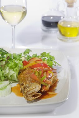 güzel lezzetli kızarmış balık bakış beyaz arka kapatın