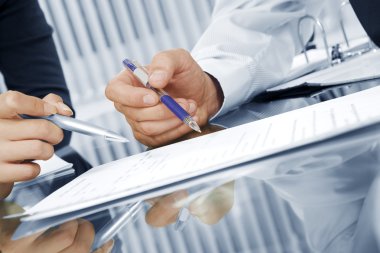 Proje Ofisi ortamında tartışırken iş görünümünü gibi parçalara ayırması