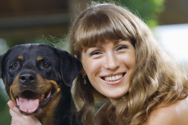 yaz bir ortamda iyi vakit geçiriyorlardı hoş bir kadın portresi