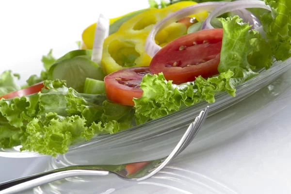 Vue rapprochée de la belle salade fraîche sur fond blanc — Photo