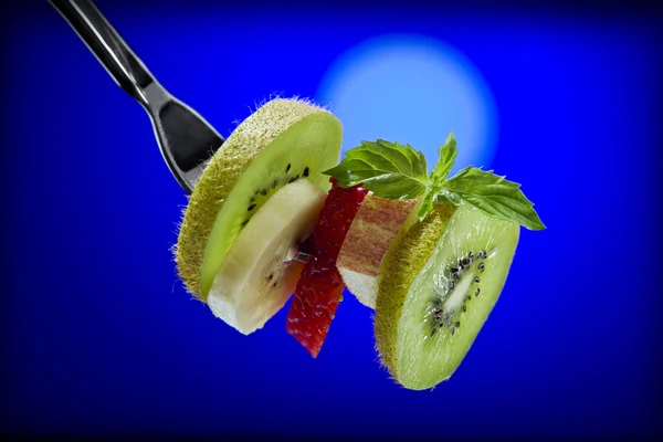 Närbild Visa fin färsk skivad frukt på blå rygg — Stockfoto