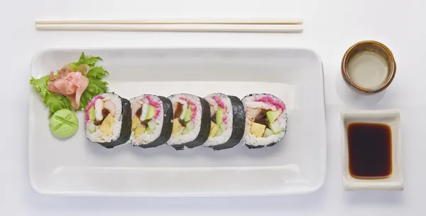 Vista de cerca de la deliciosa comida de sushi en la espalda blanca — Foto de Stock