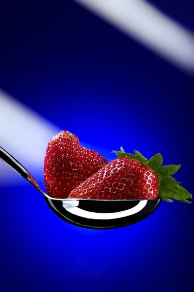 Nahaufnahme von schönen frischen Erdbeeren auf blauem Rücken — Stockfoto
