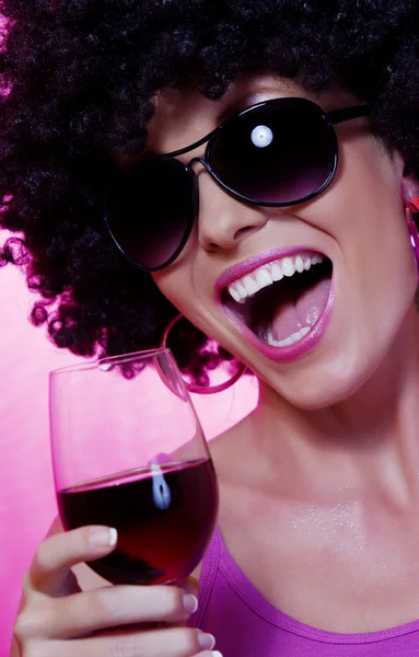 Retrato de mujer joven y agradable con copa de vino en la espalda rosa — Foto de Stock