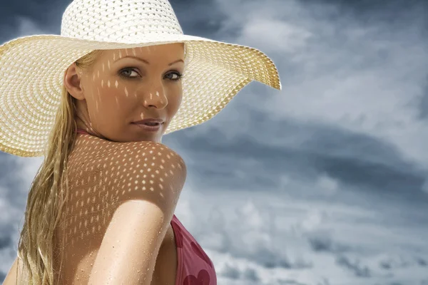 Porträt einer jungen hübschen Frau in sommerlicher Umgebung — Stockfoto