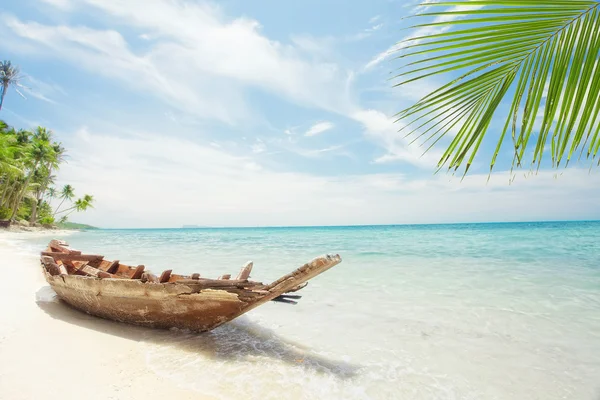 Вид на гарний тропічний пляж зі старим човном — стокове фото