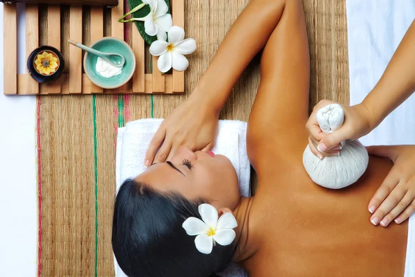 Retrato de jovem mulher bonita em ambiente de spa — Fotografia de Stock