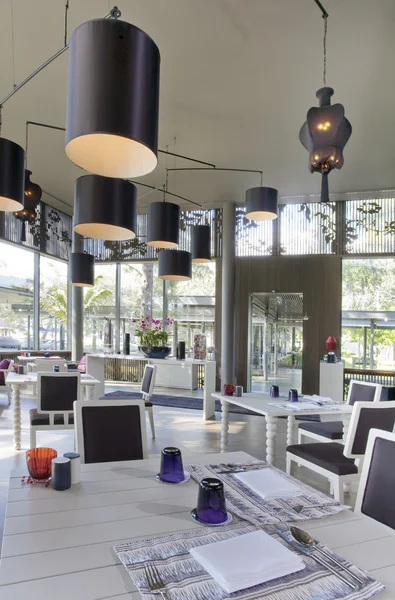 Panoramablick auf schöne moderne stilvolle Restauranteinrichtung — Stockfoto