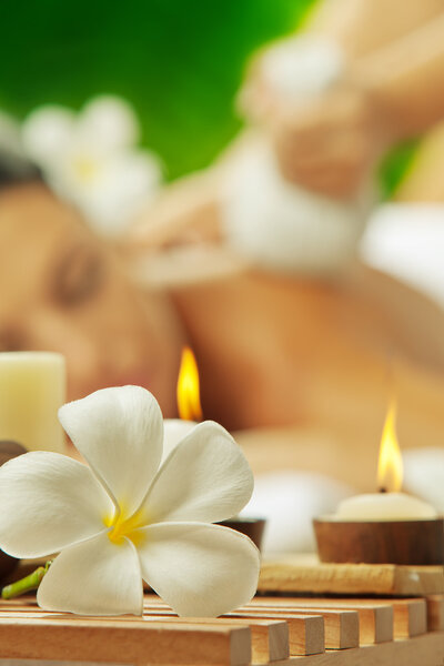 Портрет молодой красивой женщины в курортной обстановке. Окаменевшие на цветах
