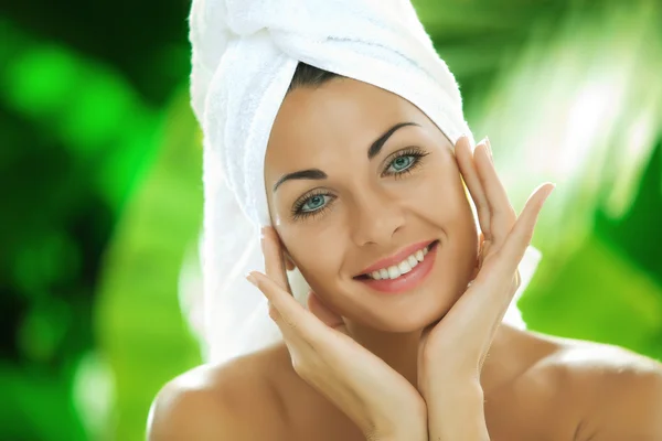 Portrait de jeune belle femme dans un environnement spa — Photo