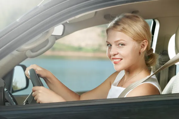 Porträtt av ung vacker kvinna som sitter i bilen — Stockfoto