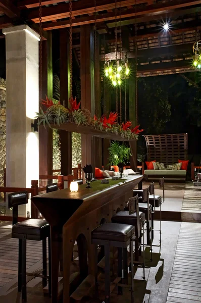 Panoramik manzaralı güzel modern şık otel patio — Stok fotoğraf