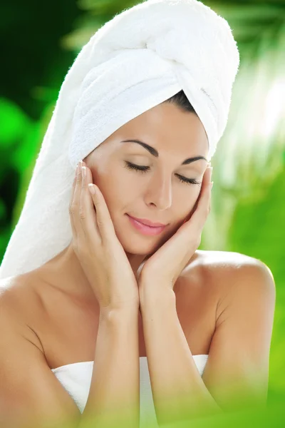 Portrait de jeune belle femme dans un environnement spa — Photo