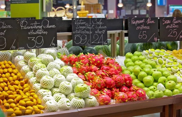 Vista da vitrine do supermercado cheia de frutas tropicais agradáveis — Fotografia de Stock